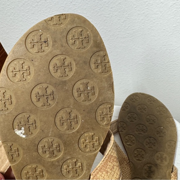 Tory Burch Women’s Flat Faux Snake Reptile Tan Logo Flat Thong Sandals Size 7.5 - Picture 9 of 13